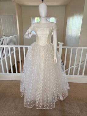 Vintage 1950’s Lace Wedding Dress with Veil and Gloves